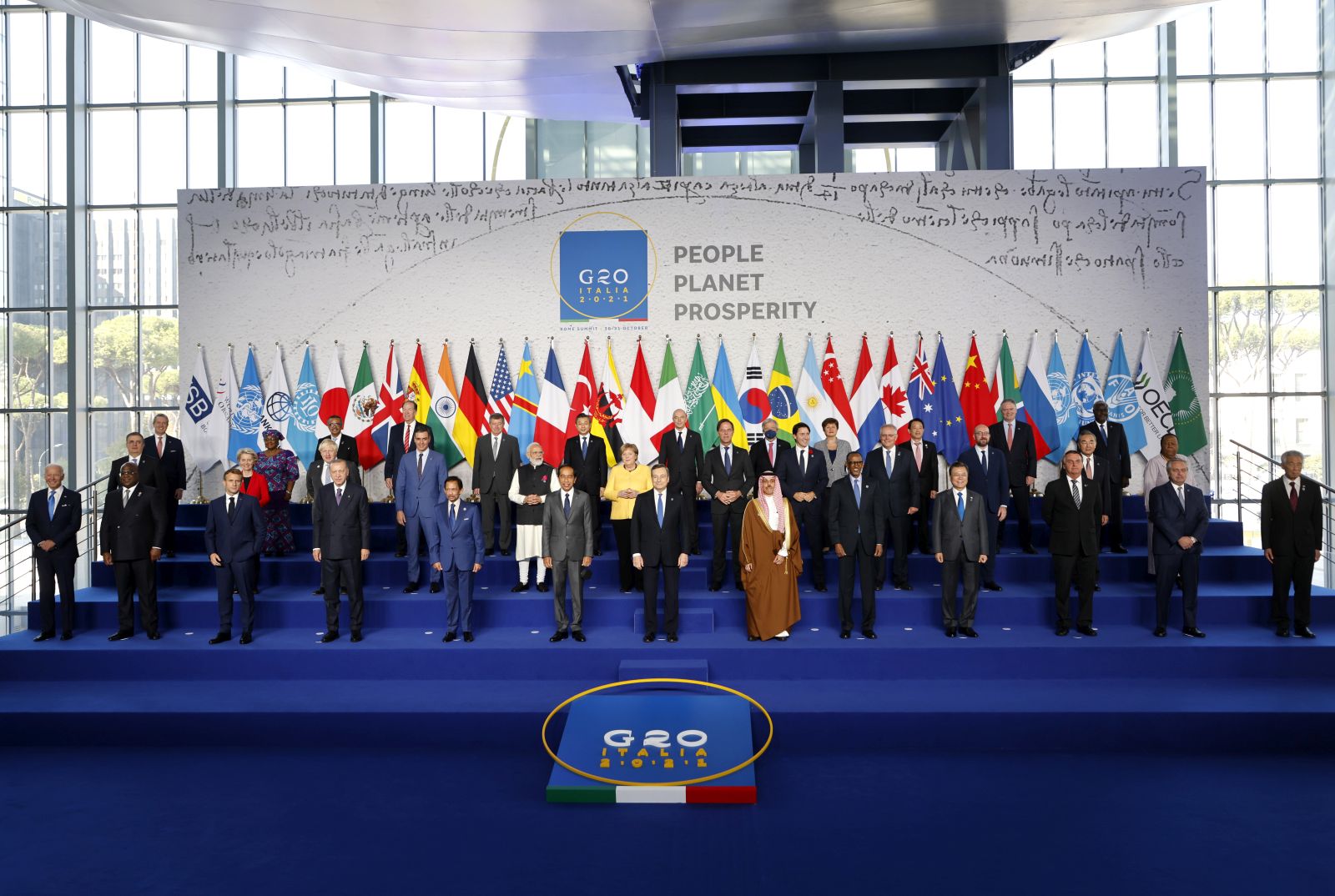 epa09553423 Italian Prime Minister Mario Draghi (C, front) stands with world leaders as they gather for the official family photograph on day one of the G20 Summit at the convention center of La Nuvola, in the EUR district of Rome, Italy, 30 October 2021. Climate change and the relaunch of the global economy will top the G20 agenda as leaders of the world's most advanced nations meet October 30, the first in-person gathering since the pandemic.  EPA/LUDOVIC MARIN / POOL  MAXPPP OUT