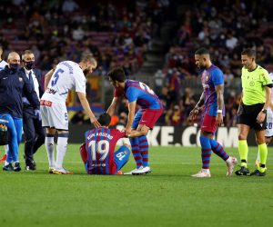 epa09555158 FC Barcelona's striker Sergio 'Kun' Aguero (C) reacts after suffering an injury during the Spanish LaLiga soccer match between FC Barcelona and Deportivo Alaves held at Camp Nou stadium in Barcelona, Spain, 30 October 2021.  EPA/Toni Albir
