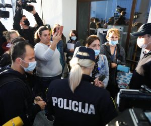 05.10.2021., Zagreb - Ispred KBC Zagreb i jutros se okupila manja skupina prosvjednika zbog covid potvrda koje su od jucer obavezne za sve djelatnike u zdravstvu.