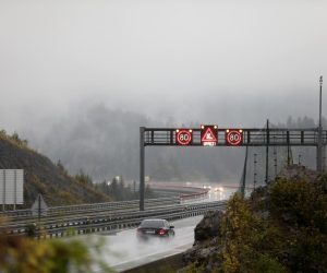 10.10.2021., Delnice - Kisa, magla i vjetar otezavaju promet na autocesti A6 Rijeka-Zagreb.
