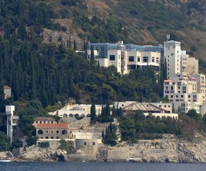 14.08.2015., Dubrovnik - Hotel Belvedere nekad jedan od najluksuznijih hrvatskih hotela potpuno je devastiran tijekom Domovinskog rata te je danas jedini neobnovljeni dubrovacki hotel. Nalazi se na kraju grada, a iz hotela se pruza pogled na staru gradsku jezgru, otok Lokrum i Cavtat. Na prvoj odrzanoj drzbi nije bilo zainteresiranih za kupnju kompleksa te je hotel prodan na drugoj drazbi tvrtki Vila Larus za 12,2 milijuna eura jedinom zainteresiranom kupcu. Iza tvrtke Vila Larus stoji ruski milijarder Viktor Vekselberg. 
Photo: Marko Lukunic/PIXSELL