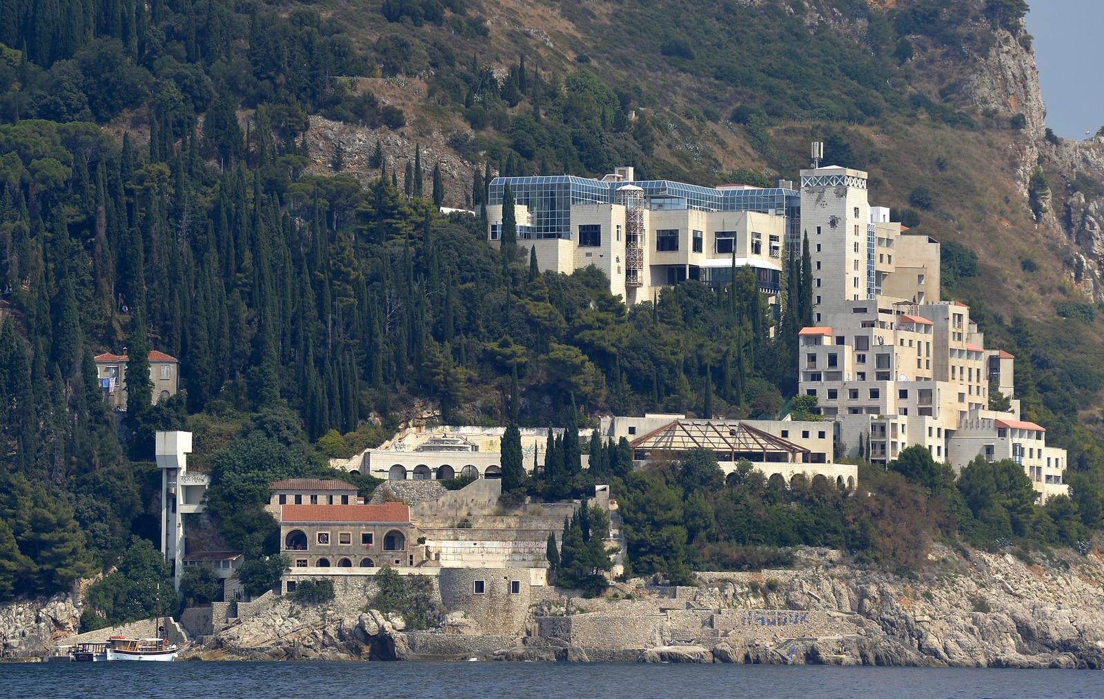 14.08.2015., Dubrovnik - Hotel Belvedere nekad jedan od najluksuznijih hrvatskih hotela potpuno je devastiran tijekom Domovinskog rata te je danas jedini neobnovljeni dubrovacki hotel. Nalazi se na kraju grada, a iz hotela se pruza pogled na staru gradsku jezgru, otok Lokrum i Cavtat. Na prvoj odrzanoj drzbi nije bilo zainteresiranih za kupnju kompleksa te je hotel prodan na drugoj drazbi tvrtki Vila Larus za 12,2 milijuna eura jedinom zainteresiranom kupcu. Iza tvrtke Vila Larus stoji ruski milijarder Viktor Vekselberg. 
Photo: Marko Lukunic/PIXSELL