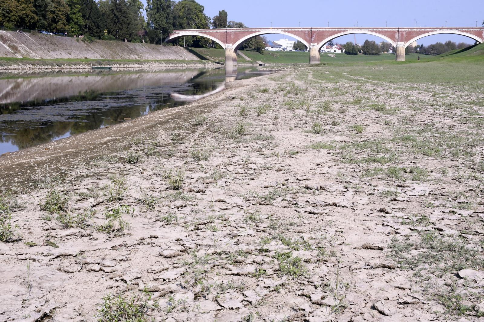 15.09.2020., Sisak - Za ovo doba godine neobicno nizak vodostaj rijeke Kupe. 
Photo: Nikola Cutuk/PIXSELL