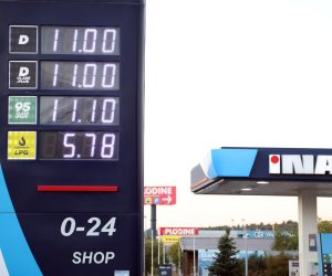 16.10.2021., Sibenik - Uredbom o utvrdjivanju najvisih maloprodajnih cijena naftnih derivata, maksimalne maloprodajne cijene s porezom na dodanu vrijednost odredjuju se za motorne benzine Eurosuper BS 95, Eurosuper BS 98 i Eurosuper BS 100 u iznosu od 11,10 kuna po litri. Za Eurodizel BS se odredjuje maksimalna cijena od 11 kuna po litri.
