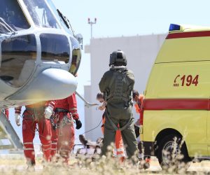 28.07.2020., Split - Iza 14 sati helikopterom MORH-a na splitski helidrom dovezena jedna osoba. Uz nju su stigli pripadnici HGSS-a.
Photo:Ivo Cagalj/PIXSELL