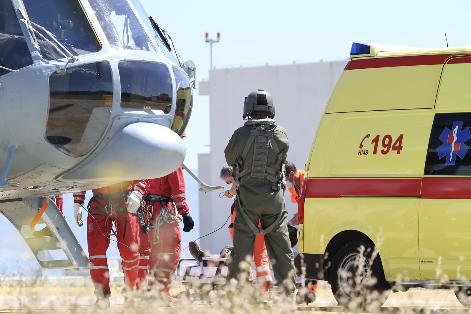 28.07.2020., Split - Iza 14 sati helikopterom MORH-a na splitski helidrom dovezena jedna osoba. Uz nju su stigli pripadnici HGSS-a.
Photo:Ivo Cagalj/PIXSELL
