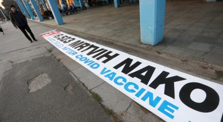 Gužva na Velesajmu: Osim građana koji su došli po cjepivo, stigli i antivakseri s transparentima