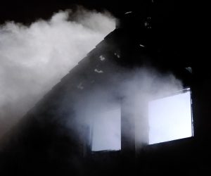 31.08.2021., Zagreb  - Vatrogasci u Sesvetama gase pozar na kuci koji je prouzrocio udar groma. Video: Slaven Branislav Babic/PIXSELL
