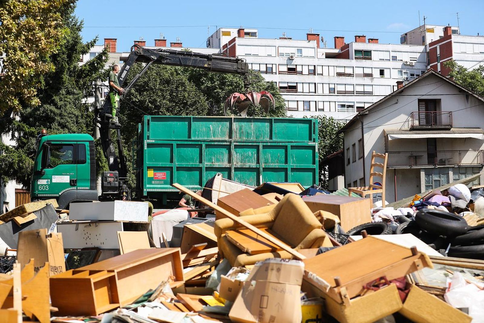 18.08.2021., Zagreb - Djelatnici cistoce kamionima odvoze glomazni otpad sa ilegalnog deponija u Petrovaradinskoj ulici. 
Photo: Luka Stanzl/PIXSELL
