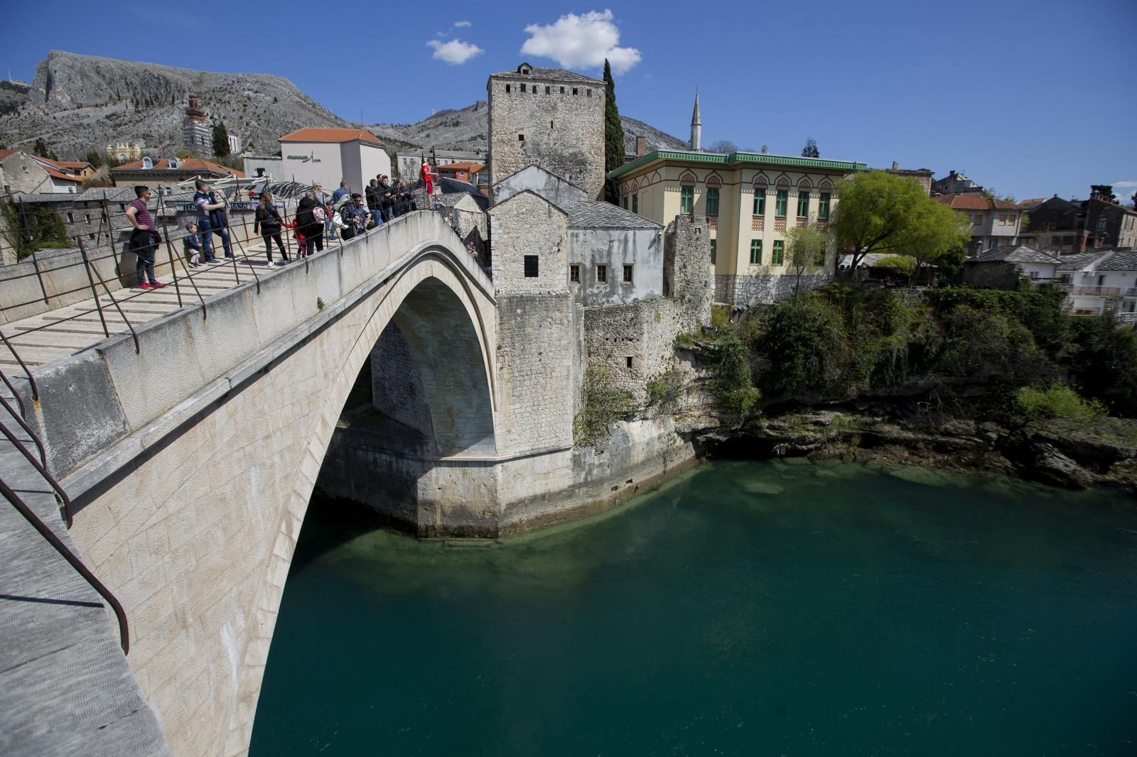 10.04.2021., Mostar - Lijepo vrijeme i proljece primamilo domace, ali i strane turiste u Stari grad kojih je svakim danom sve vise. 
Denis Kapetanovic/PIXSELL