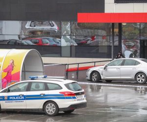 14.04.2021., Zagreb - Nepoznati pocinitelj nakon sto je napao zaposlenike Meridijan 16 centra s automobilom se zabio u ulazna vrata centra. Policijski ocevid je u tijeku. 
Photo: Luka Stanzl/PIXSELL