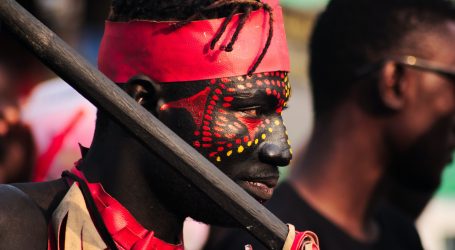 U povorci Velikog karnevala u Dakru šarenilo tradicionalnih kostima i atrakcije