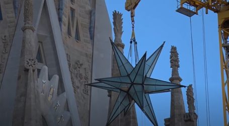 Barcelona: Velika božićna zvijezda uzdignuta na vrh Bazilike Svete obitelji
