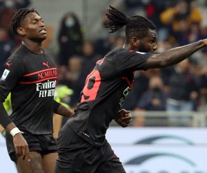 epa09527818 AC Milan’s Franck Kessie (R) jubilates after scoring the equalizer during the Italian Serie A soccer match between AC Milan and Verona at Giuseppe Meazza stadium in Milan, Italy, 16 October 2021.  EPA/MATTEO BAZZI
