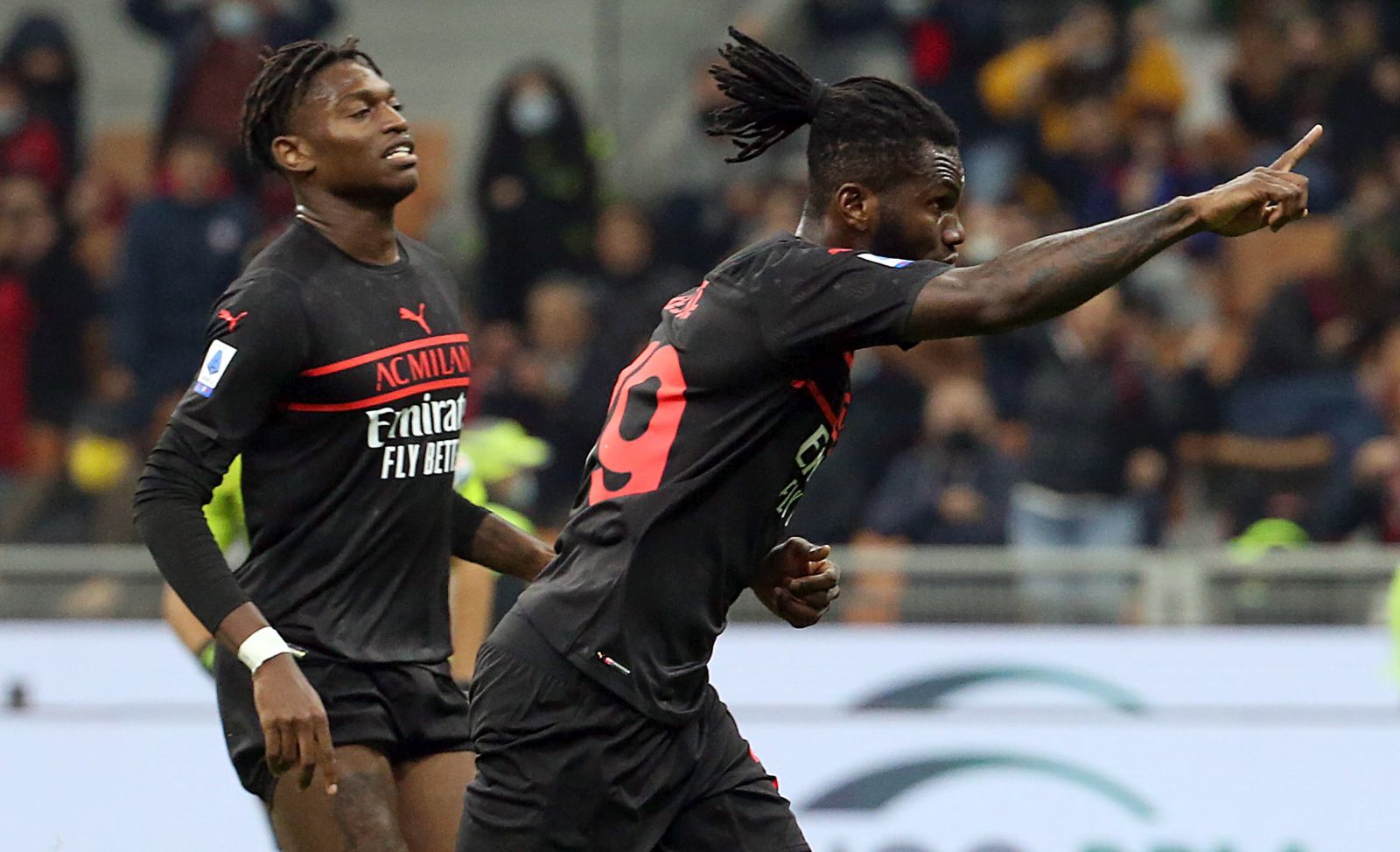 epa09527818 AC Milan’s Franck Kessie (R) jubilates after scoring the equalizer during the Italian Serie A soccer match between AC Milan and Verona at Giuseppe Meazza stadium in Milan, Italy, 16 October 2021.  EPA/MATTEO BAZZI