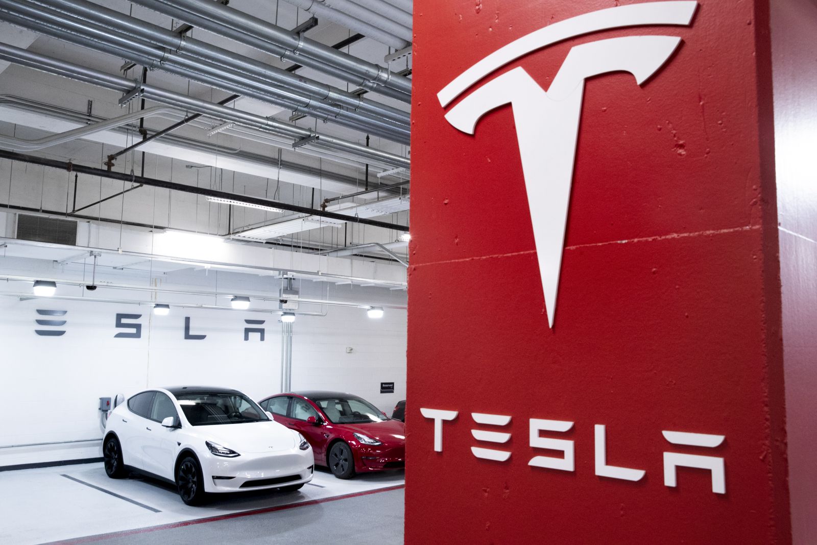epa09546191 (FILE) - Tesla test-drive vehicles that are used by a Tesla dealership are seen charging in a garage in Washington, DC, USA, 08 February 2021 (reissued 26 October 2021). Tesla's market value rose past 1 trillion US dollar on 25 October, after US rental car company Hertz agreed to purchase 100,000 Tesla Model 3 automobiles.  EPA/MICHAEL REYNOLDS
