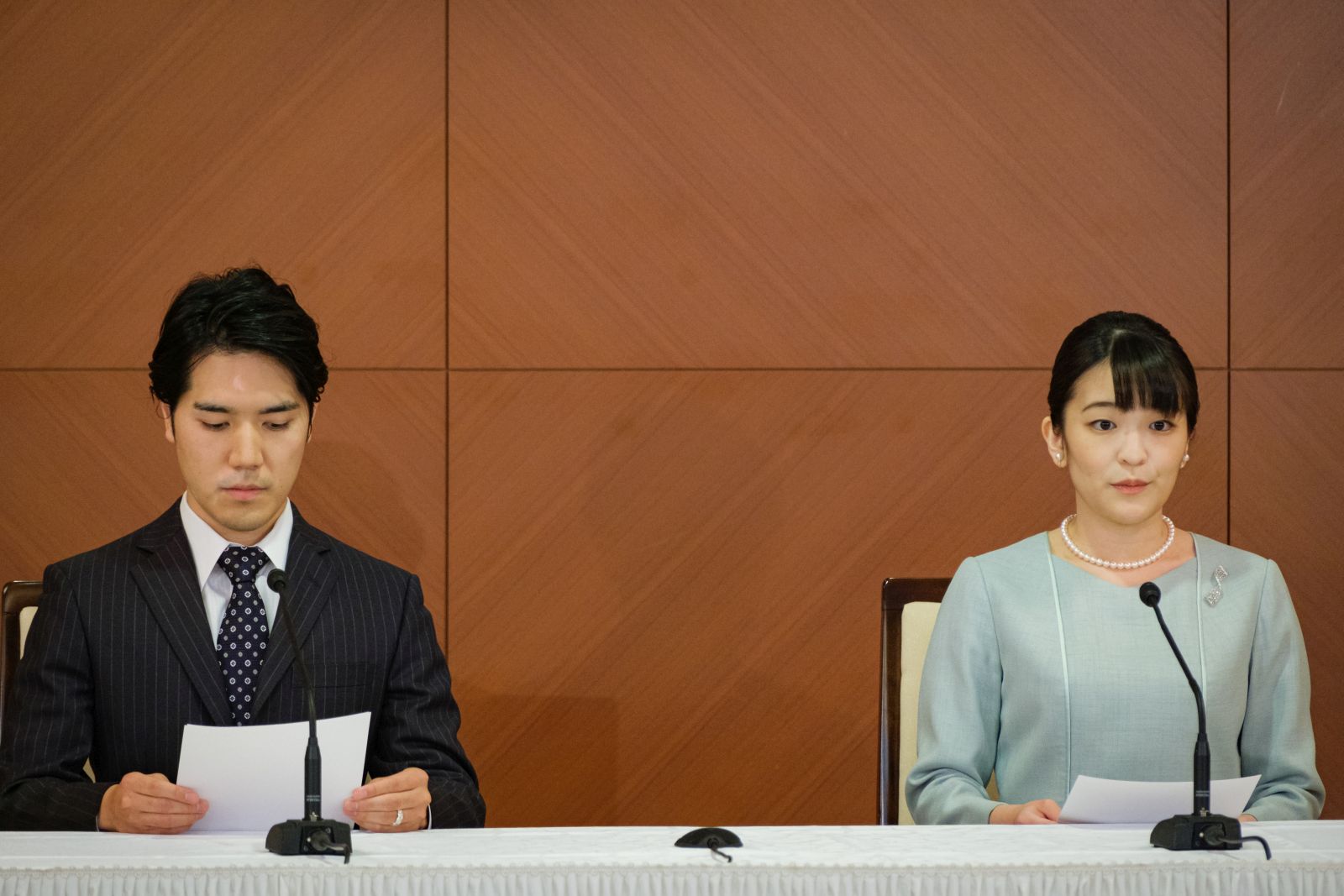 epa09546231 Princess Mako (R), the elder daughter of Prince Akishino and Princess Kiko, and her husband Kei Komuro (L), a university friend of Princess Mako, attend a press conference to announce their marriage registration at Grand Arc Hotel in Tokyo, Japan, 26 October 2021.  EPA/Nicolas Datiche / POOL