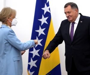 epa09551898 Angelina Eichhorst (L), EU Director for Western Europe, the Western Balkans and Turkey,shakes hands with member of the Presidency of Bosnia and Milorad Dodik (R), during their meeting with members of Presidency of Bosnia and Herzegovina in Sarajevo, Bosnia and Herzegovina, 29 October 2021. Special Representative for the Western Balkans Matthew Palmer, arrived on a working visit to Bosnia and Herzegovina.  EPA/FEHIM DEMIR