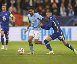 epa09559903 Malmo's Sergio Pena (L) and Hakim Ziyech of Chelsea in action during the UEFA Champions League group H soccer match between Malmo FF and Chelsea FC in Malmo, Sweden, 02 November 2021.  EPA/Andreas Hillergren/TT  SWEDEN OUT
