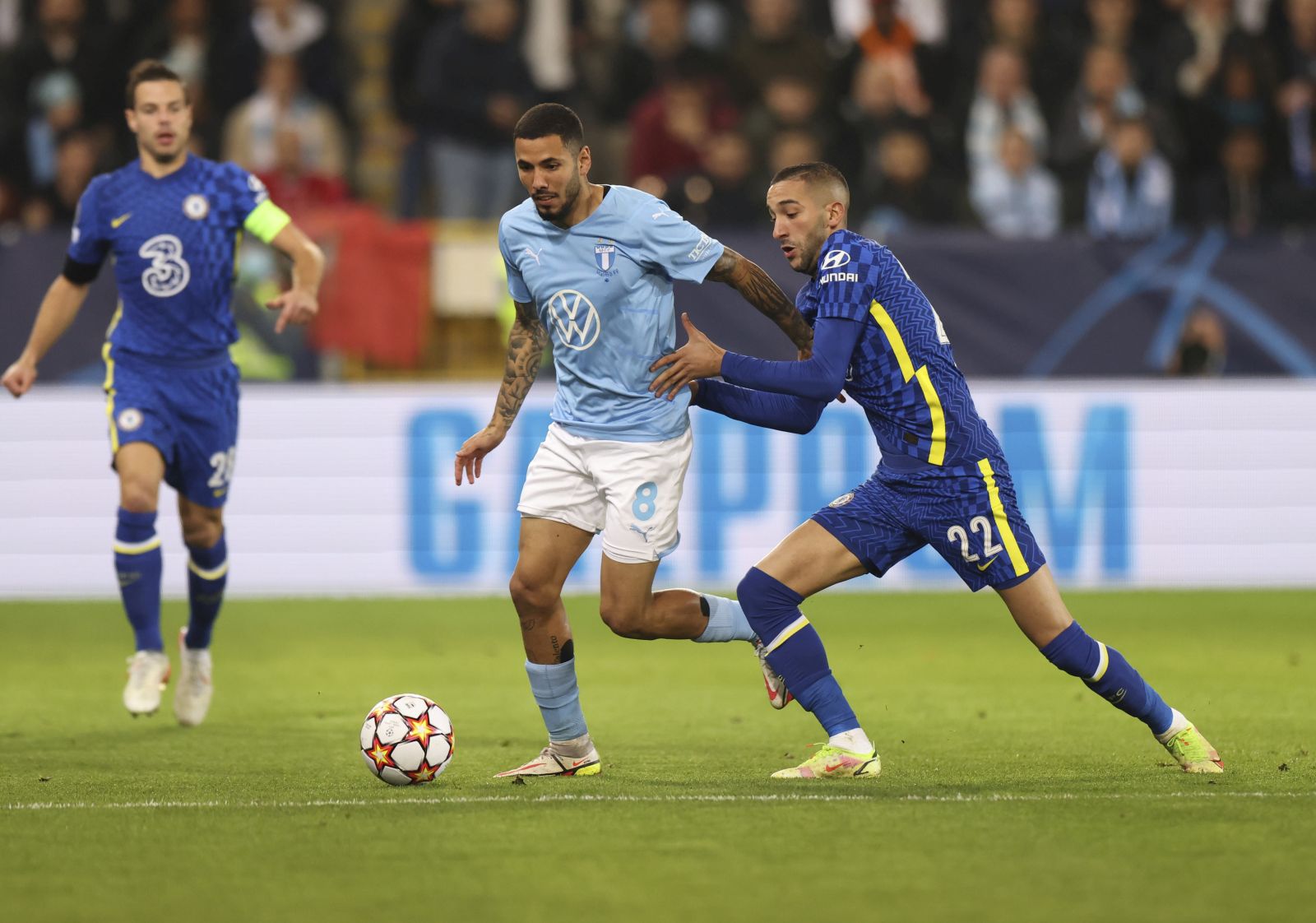 epa09559903 Malmo's Sergio Pena (L) and Hakim Ziyech of Chelsea in action during the UEFA Champions League group H soccer match between Malmo FF and Chelsea FC in Malmo, Sweden, 02 November 2021.  EPA/Andreas Hillergren/TT  SWEDEN OUT