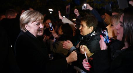 Ispraćaj sa stilom: Macron uručio Merkel Veliki križ Legije časti, najviše francusko priznanje