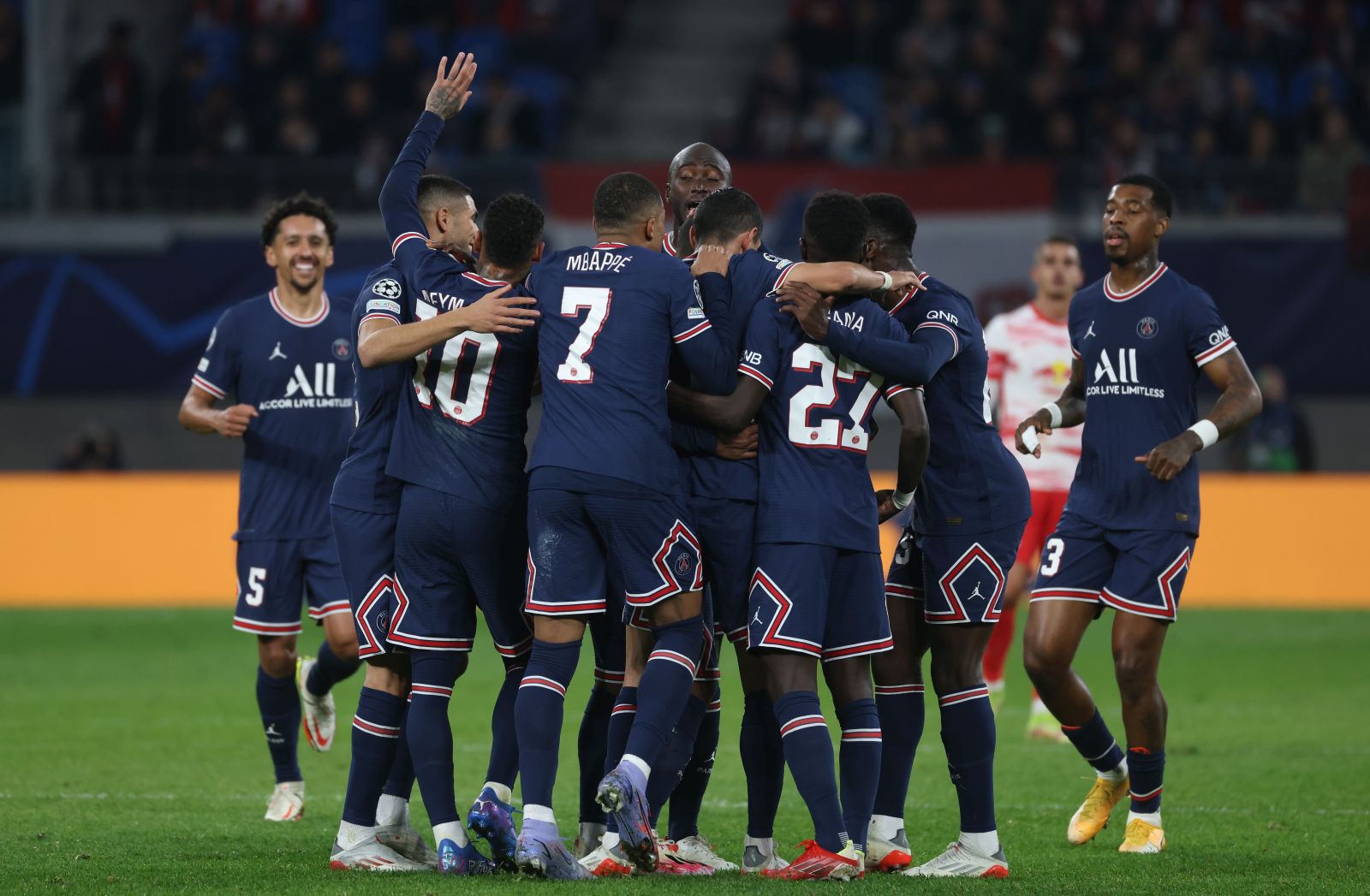epa09562227 PSG players react after the second goal scored by Paris Saint-Germain's Georginio Wijnaldum (in the middle) during the UEFA Champions League group A soccer match between  RB Leipzig and Paris Saint-Germain (PSG) in Leipzig, Germany, 03 October 2021.  EPA/FILIP SINGER