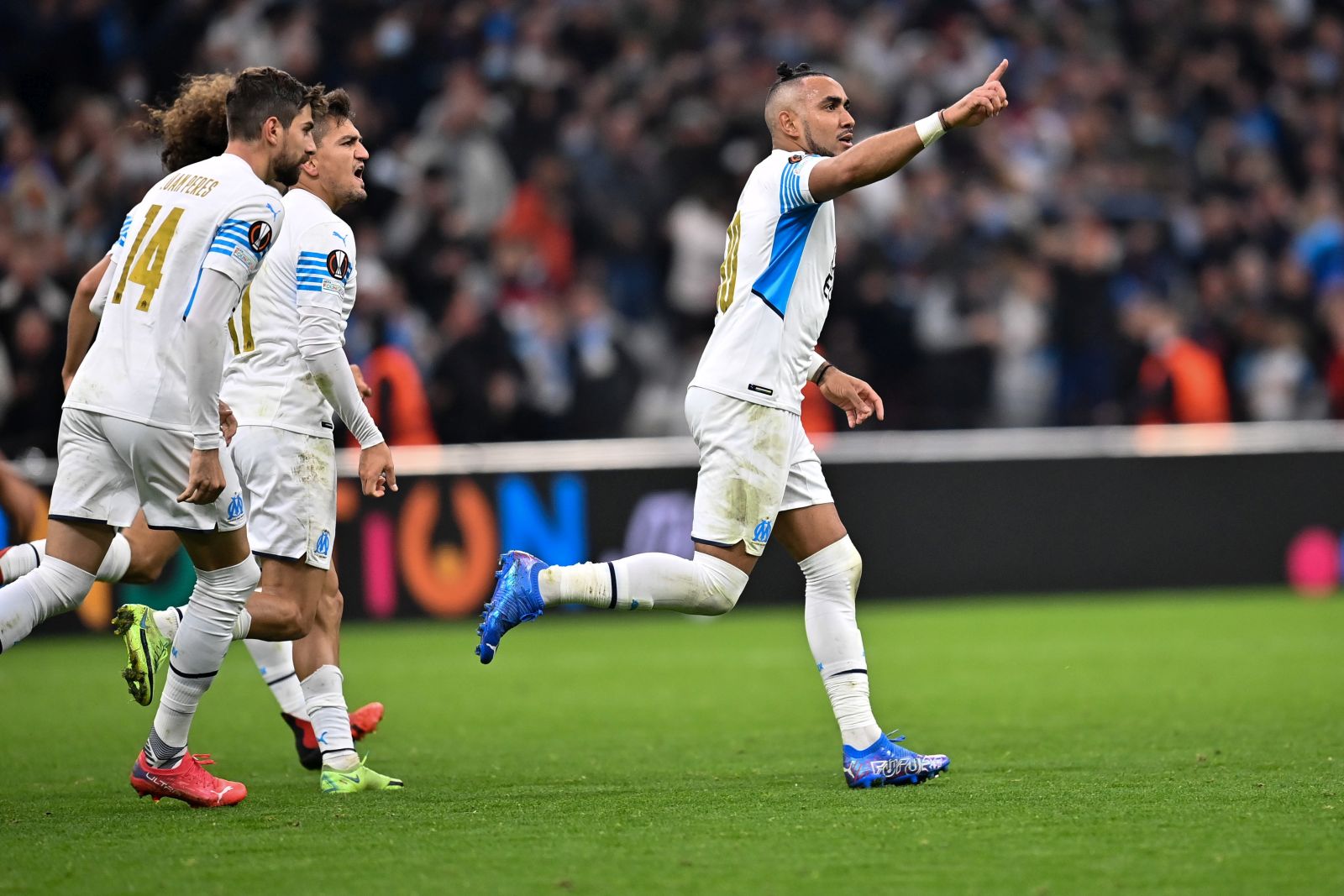 epa09565076 Dimitri PAYET of Olympique Marseille celebrates scoring during the UEFA Europa League Group E soccer match between Olympique Marseille and SS Lazio at the Velodrome Stadium in Marseille, southern France, 04 November 2021.  EPA/ALEXANDRE DIMOU