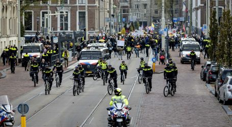 Kaos na ulicama Nizozemske: Policija vodenim topovima tjera protivnike novog ‘lockdowna’