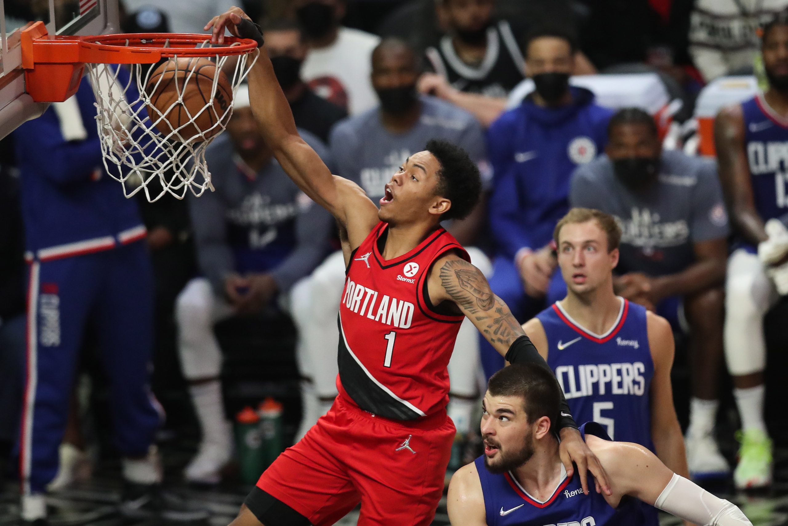 epa09573398 Portland Trail Blazers guard Anfernee Simons (L) scores while being guarded by Los Angeles Clippers center Ivica Zubac (R) during the third quarter of the NBA basketball game between the Los Angeles Clippers and Portland Trail Blazers at the Staples Center in Los Angeles, California, USA, 09 November 2021.  EPA/CAROLINE BREHMAN  SHUTTERSTOCK OUT