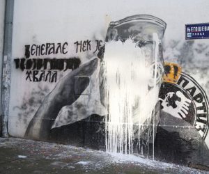 Beograd, 10.11.2021 - Mural posveæen osuðeniku za ratne zloèine Ratku Mladiæu u Beogradu prebojan je u noæi izmeðu srijede i èetvrtka, nakon to su u srijedu zbog jaja baèenih na oslikan Mladiæev lik, uhiæene dvije aktivistice za ljudska prava, a brojne graðanske udruge odrale prosvjed koji je policija kontrolirala s tri kordona.
foto HINA/ Velimir ILIÆ/ ik