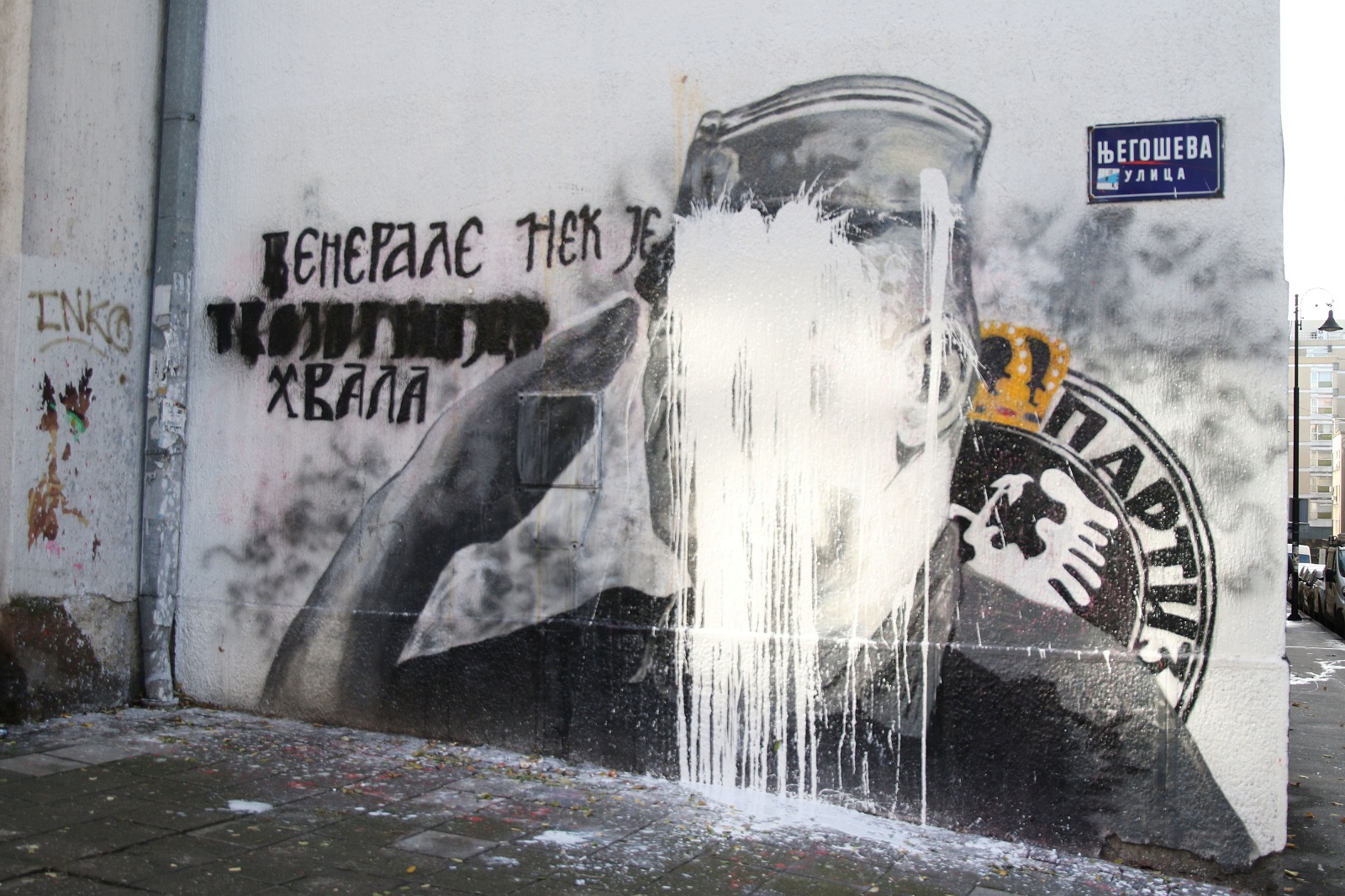 Beograd, 10.11.2021 - Mural posveæen osuðeniku za ratne zloèine Ratku Mladiæu u Beogradu prebojan je u noæi izmeðu srijede i èetvrtka, nakon to su u srijedu zbog jaja baèenih na oslikan Mladiæev lik, uhiæene dvije aktivistice za ljudska prava, a brojne graðanske udruge odrale prosvjed koji je policija kontrolirala s tri kordona.
foto HINA/ Velimir ILIÆ/ ik