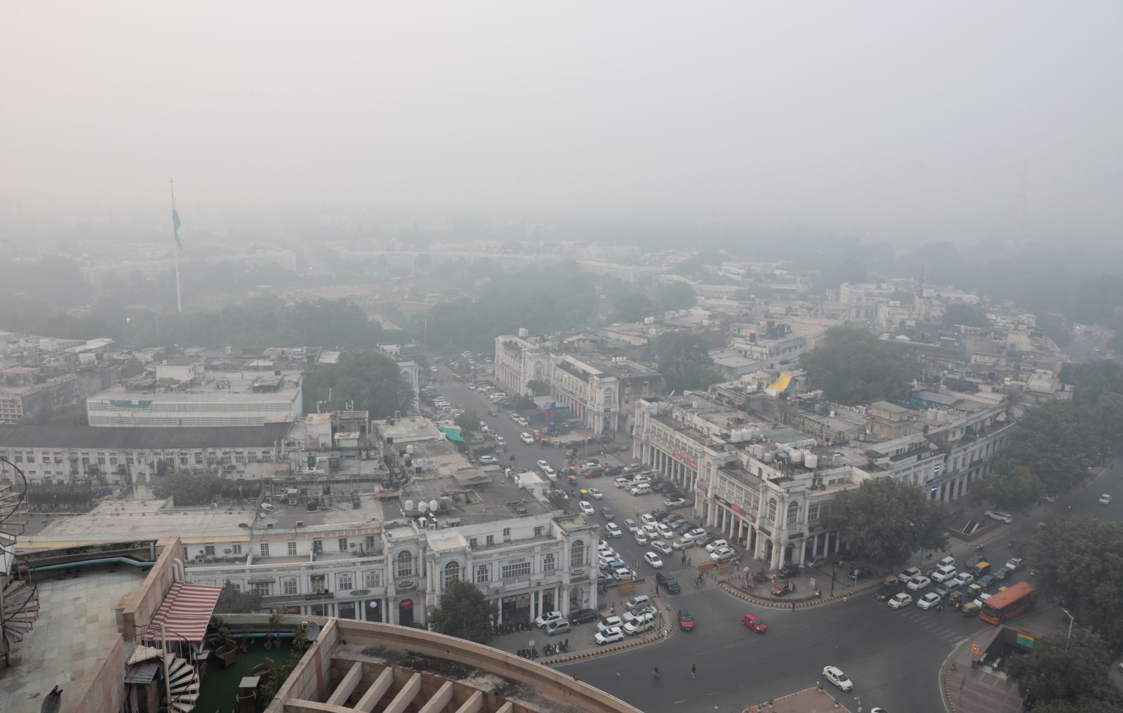 epa09578254 An aerial view of the city engulfed in heavy smog in New Delhi, India, 12 November 2021. Delhi recorded an Air Quality Index (AQI) of 471 and over thirty monitoring stations in Indian capital recorded air pollution levels in the severe category.  EPA/RAJAT GUPTA