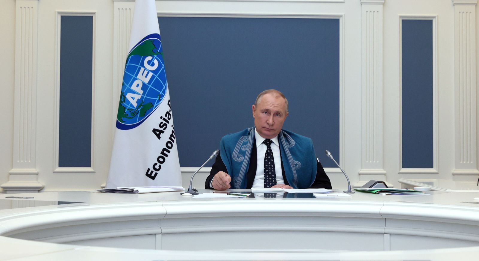 epa09578384 Russian President Vladimir Putin attends the summit of the Asia-Pacific Economic Cooperation (APEC) Forum via a videoconference at the Kremlin in Moscow, Russia, 12 November 2021.  EPA/MIKHAIL METZEL / KREMLIN  / SPUTNIK / POOL MANDATORY CREDIT