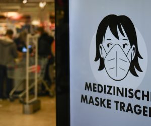 epa09593074 A sign informs visitors about mandatory masks at a supermarket in Munich, Germany, 19 November 2021. In an attempt to break the fourth wave of the pandemic of the COVID-19 disease caused by the SARS-CoV-2 coronavirus, Bavaria is imposing strict measures.  EPA/PHILIPP GUELLAND