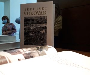 Vukovar, 23.11.2021 - U Hrvatskome domu u Vukovaru u utorak je predstavljena prva od dviju knjiga znanstveno-izdavaèkog projekta: Herojski Vukovar: povijest grada i ivot Vukovaraca tijekom 30 godina (1991.  2021.) na kojoj je radilo vie od 30 autora. foto HINA/ eljko DRAENOVIÆ/ ik