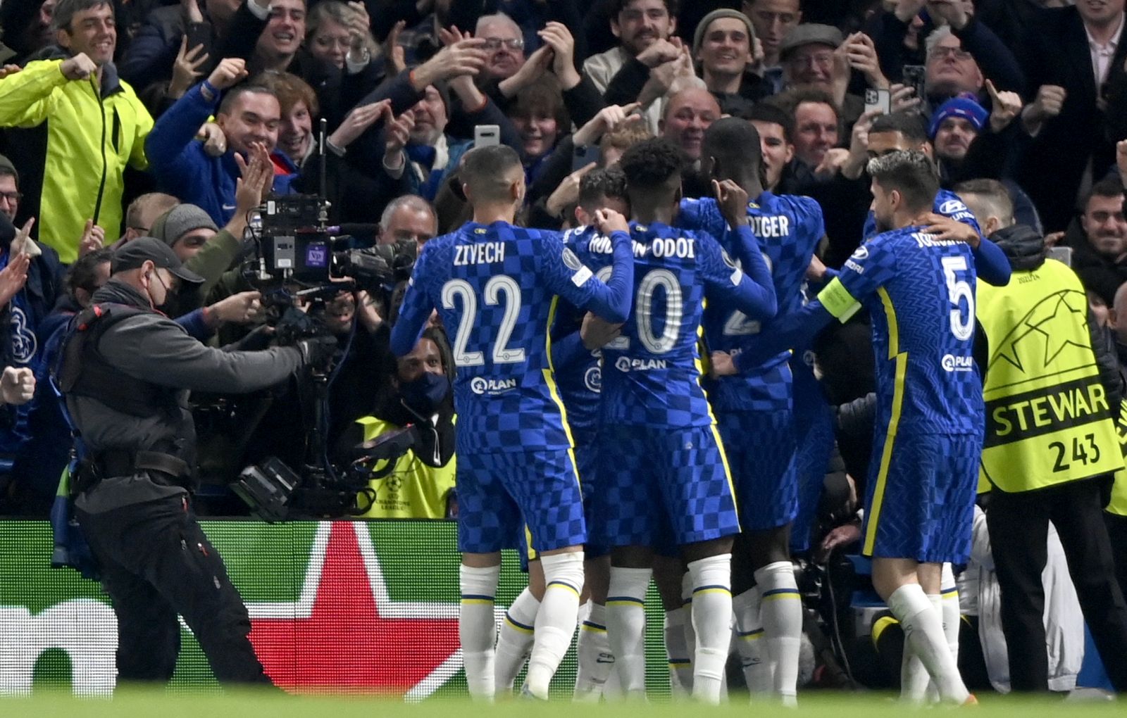 epa09599786 Players of Chelsea celebrate after scoring a goal during the UEFA Champions League group H soccer match between Chelsea FC and Juventus FC in London, Britain, 23 November 2021.  EPA/Facundo Arrizabalaga