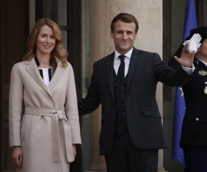 epa09600495 French President Emmanuel Macron (R) greets Estonian Prime Minister Kaja Kallas (L) upon her arrival at the Elysee Palace in Paris, France, 24 November 2021.  EPA/YOAN VALAT