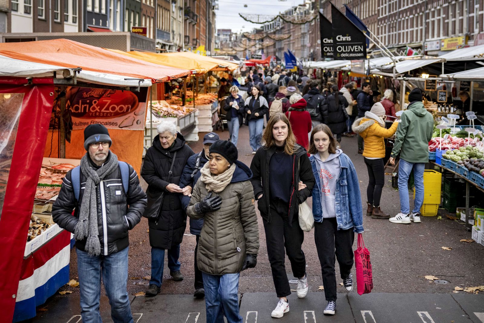 epa09601270 People shopping at the Albert Cuyp Market in Amsterdam, Netherlands, 24 November 2021. The cabinet has introduced anti-covid19 measures to fight against the increasing number of covid-19 cases.  EPA/Ramon van Flymen