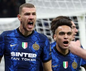 epa09601297 Inter Milan’s Edin Dzeko (L) jubilates with his teammate Lautaro Martinez after scoring the 1-0 during he UEFA Champions League group  D soccer match between FC Inter and Shakhtar Donetsk  at Giuseppe Meazza stadium in Milan, Italy, 24 November 2021.  EPA/MATTEO BAZZI