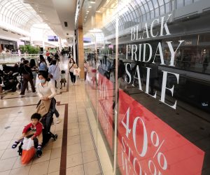 epa09604225 Shoppers at a busy Chadstone shopping centre in Melbourne, Australia, 26 November 2021. Retailers are expecting strong sales this weekend during the Black Friday-Cyber Monday sales.  EPA/LUIS ASCUI AUSTRALIA AND NEW ZEALAND OUT