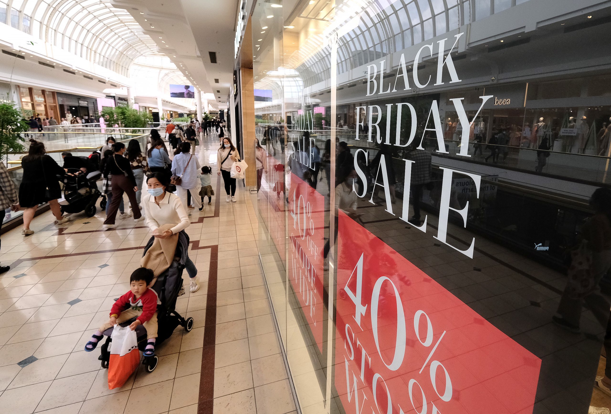 epa09604225 Shoppers at a busy Chadstone shopping centre in Melbourne, Australia, 26 November 2021. Retailers are expecting strong sales this weekend during the Black Friday-Cyber Monday sales.  EPA/LUIS ASCUI AUSTRALIA AND NEW ZEALAND OUT