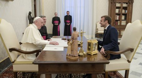 Macron posjetio papu u Vatikanu, papa mu rekao: “Još sam živ”