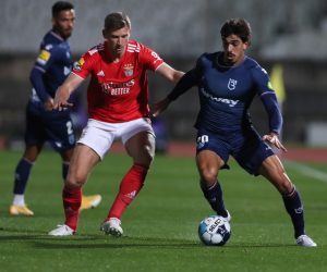 epa09607989 Benfica´s Jan Vertonghen (C) in action against Belenenses's Rafa Santos (R)during their Portuguese first league soccer match between Belenenses SAD vs Benfica, at National Stadium, in Oeiras, near Lisbon, Portugal, 27 November 2021. Belenenses SAD hosts Benfica with only nine players on the pitch, due to the outbreak of covid-19 that ravaged the squad, for the 12th round match of the Portuguese Football League.  EPA/ANTONIO COTRIM