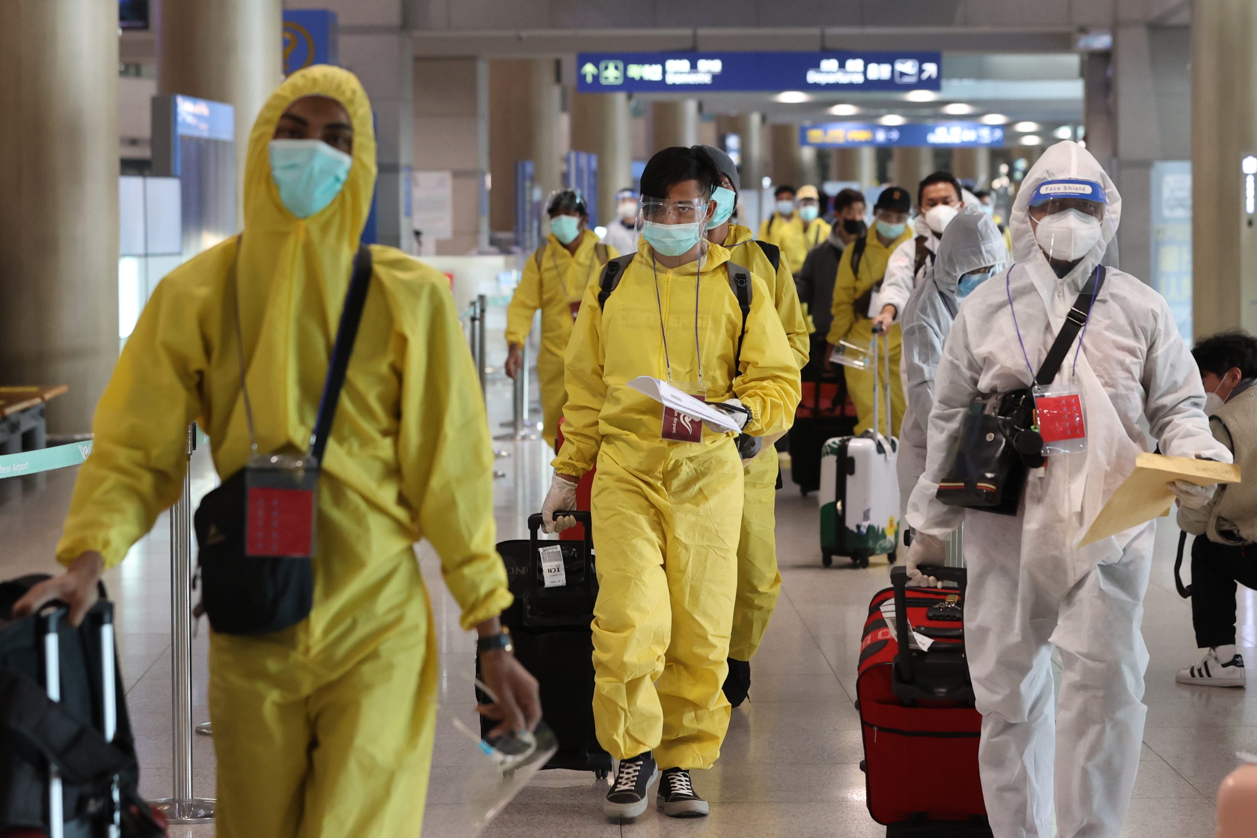 epaselect epa09610274 Passengers wearing protective gear arrive at Incheon International Airport, in Incheon, South Korea, 29 November 2021, as health authorities have imposed an entry ban on foreign arrivals from eight African countries, including South Africa, to block the inflow of the new COVID-19 variant omicron.  EPA/YONHAP SOUTH KOREA OUT