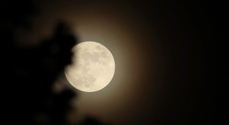 Mnogi ljudi promatrali najdulju pomrčinu Mjeseca u zadnjih 580 godina