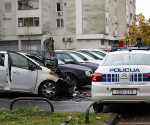 02.11.2021., Zagreb - Ujutro oko 6 sati mjestane Gajnica u Argentinskoj ulici probudila je jaka eksplozija. Na parkingu ispred Kulturnog centra zapalio se Peugeot 208 koji je bio parkiran.