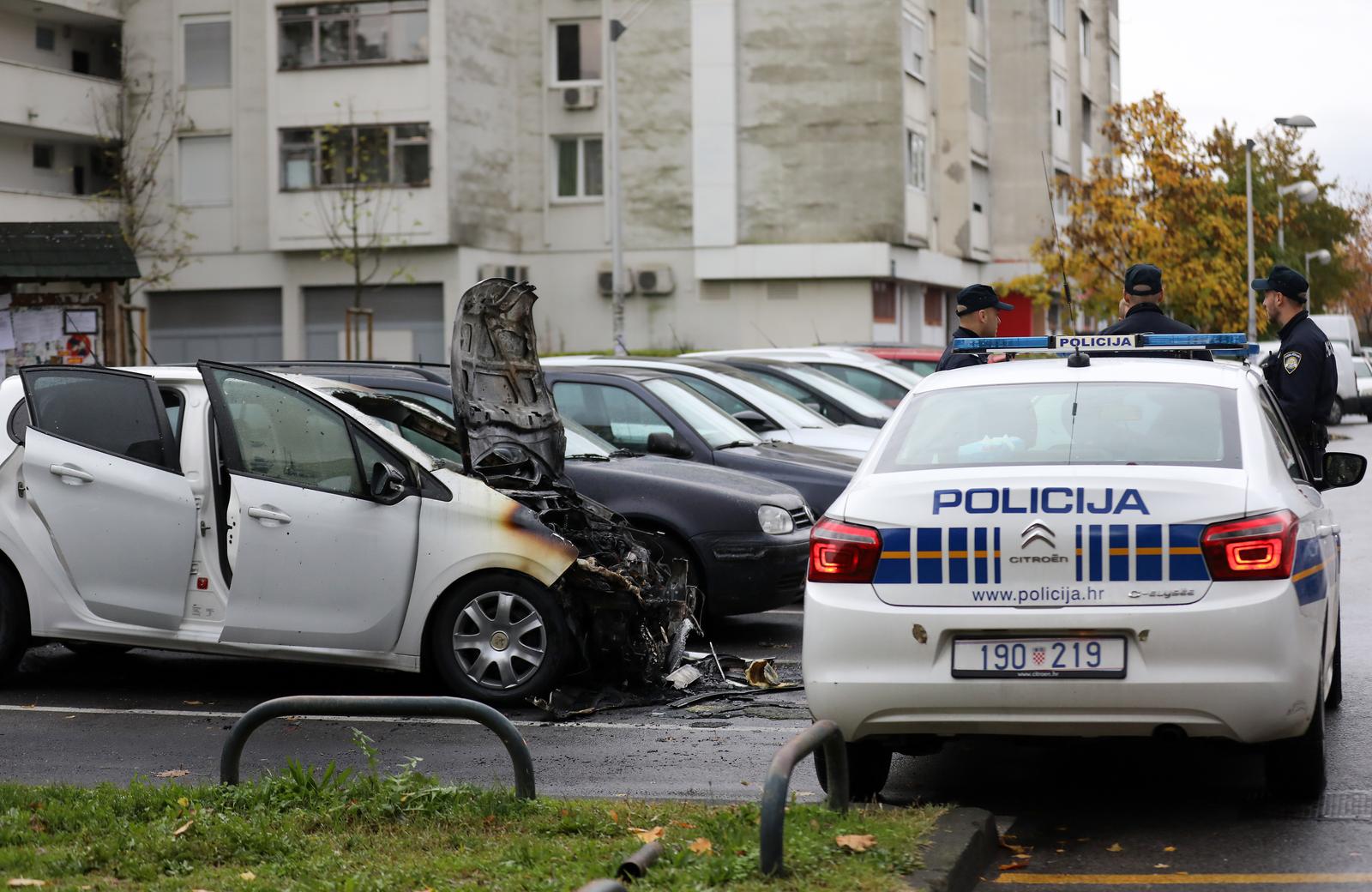 02.11.2021., Zagreb - Ujutro oko 6 sati mjestane Gajnica u Argentinskoj ulici probudila je jaka eksplozija. Na parkingu ispred Kulturnog centra zapalio se Peugeot 208 koji je bio parkiran.