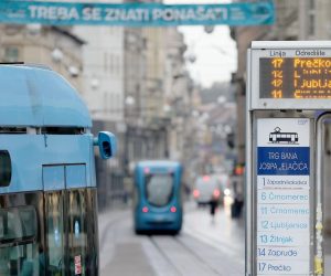 02.11.2021., Zagreb - Tijekom jesenskih skolskih praznika i odrzavanja online nastave, raspored voznje u tramvajskom i autobusnom prijevozu bit ce prilagodjen prometnoj potraznji, odnosno smanjen.
Od utorka, 2. studenoga do petka, 5. studenoga tramvaji ce voziti uz smanjen broj polazaka na vecini linija a i u autobusnom prometu ce se takodjer primjenjivati prilagodjeni vozni red.