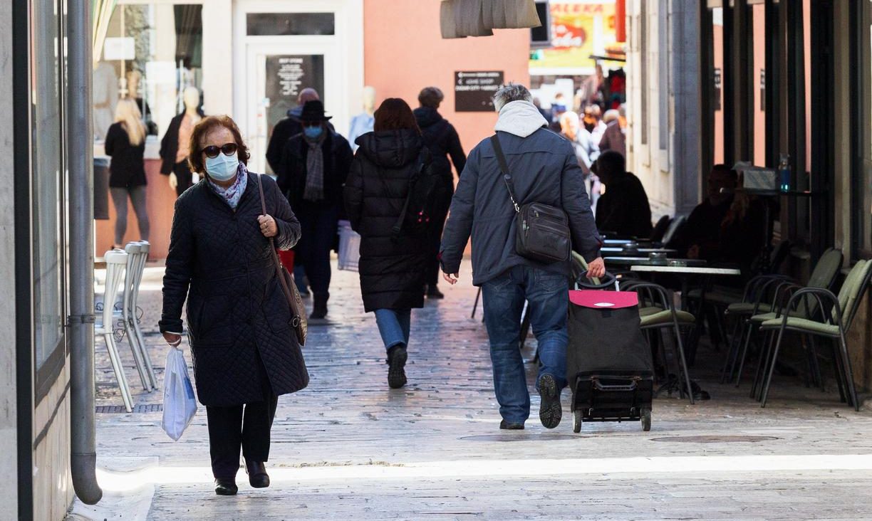 08.04.2021., Zadar - Odlukom zadarskog stozera gradjani bi trebali zastitne maske nositi i na otvorenom. Photo: Marko Dimic/PIXSELL