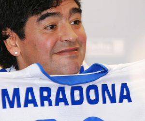 15.06.2005., Novi Vinodolski - Diego Armando Maradona bio je jedna od glavnih zvijezda teniskog spektakla Croatian Classic. Navijacka skupina Armada Maradoni je poklonila dres i sal NK Rijeke.
Photo: Zeljko Lukunic/PIXSELL